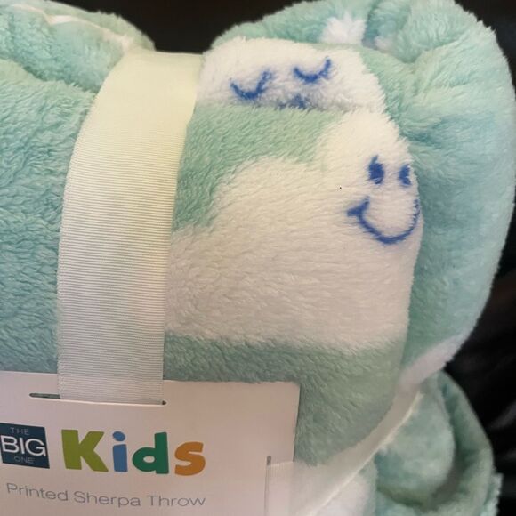 The Big One Kids Happy Cloud Sherpa Throw in Light Turquoise 50" by 60" - Picture 4 of 10